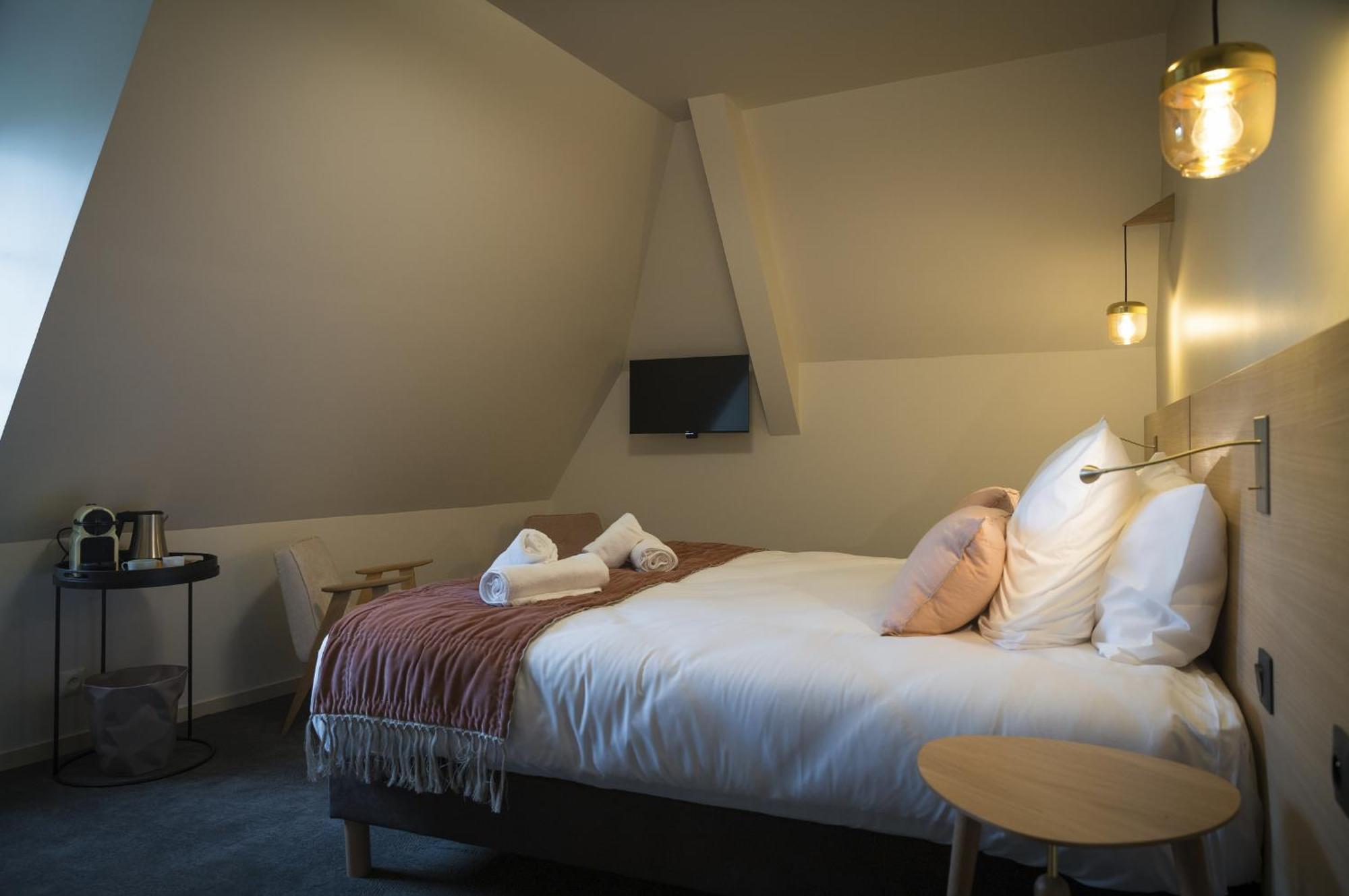 Domaine De L'Ecorcerie Hotel Fontaine-le-Comte Buitenkant foto