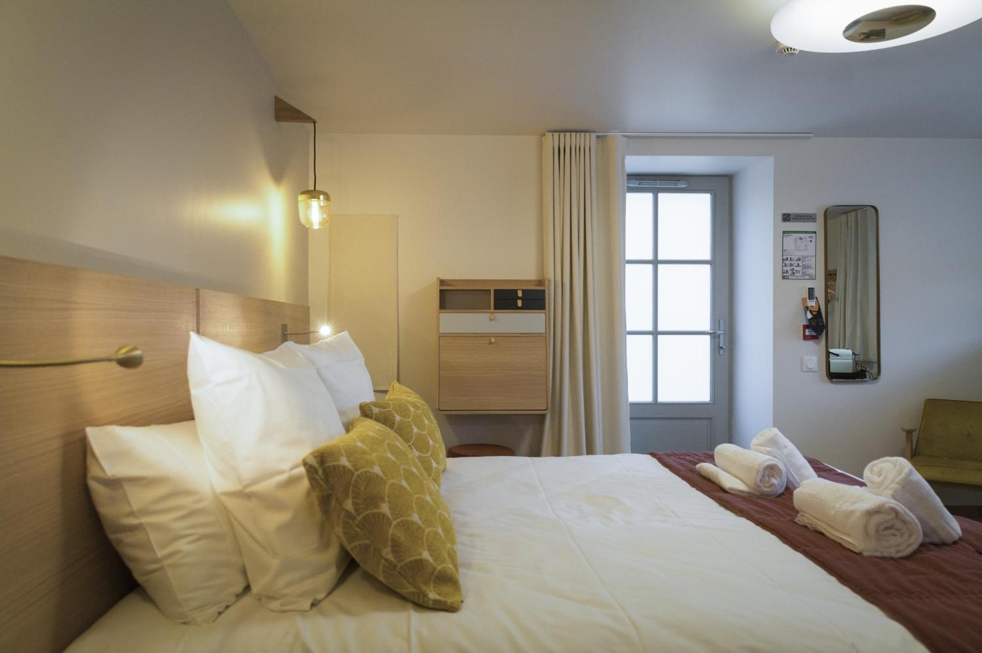 Domaine De L'Ecorcerie Hotel Fontaine-le-Comte Buitenkant foto